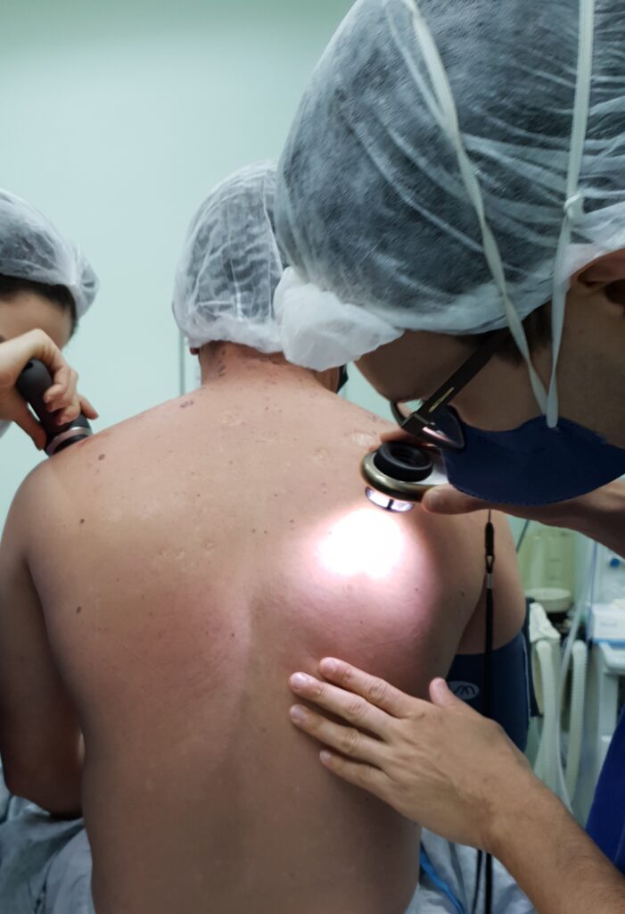 dermatologista juiz de fora examinando lesão de pele